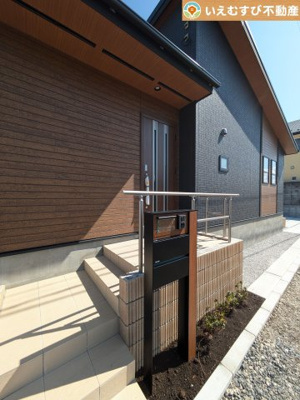 【エントランス】 | BLOOMING GARDEN　行田市桜町2丁目 | 落ち着いた色づかいのエントランス
駐車場からアクセスの良いエントランス。雨の日や荷物が多くても安心の動線♪