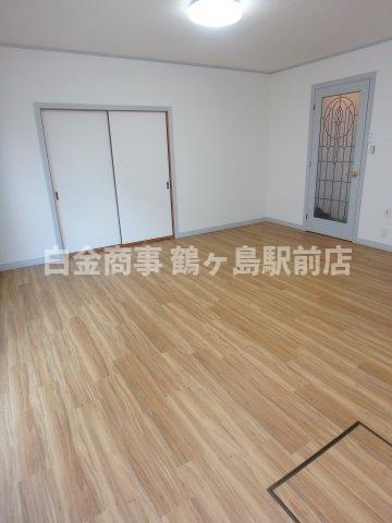 坂戸市島田中古戸建の居間・リビング