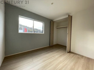 子供部屋…創造性や成長を促す遊びの空間を提供。学習や趣味に集中できる環境を整えます。個別のプライベートスペースは自己表現と自立心を育み、心地よい睡眠環境を整えリラックスできる場所を提供。