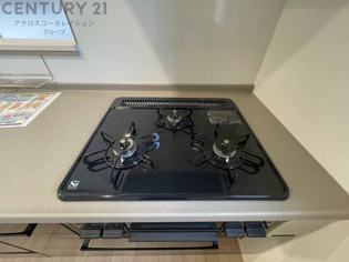 多数の調理器具を同時に使用でき、料理の効率化が可能。省エネで節約になり、様々な料理スタイルに適応できます。また、火力調整が独立しており、手入れや掃除もしやすく、今よりもっとお料理が楽しくなるかも。