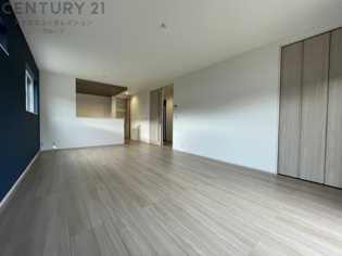 リビングダイニングは家族や友人とのコミュニケーションを楽しむ場所でくつろぎながら食事や会話を楽しめ、多目的に利用できリラックスできる空間です。家庭内の中心として機能し、快適な生活をサポートします。