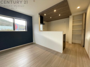 シンプルなデザインと使いやすさを兼ね備えた対面式システムキッチンは、効率的な作業スペースを提供し、家族やゲストとのコミュニケーションを促進します。