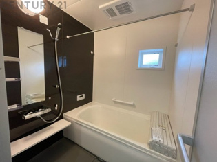 ユニットバスは省スペースでありながら、シンプルな設計と使いやすさを備え、簡便なメンテナンスが可能です。大きな窓付きで換気にも便利です。またミラー・小物置き場もあり便利です。