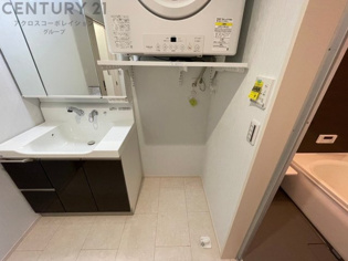 洗濯物の仕分け作業がしやすく、整理整頓が容易になります。洗濯音や湿気を他の部屋に持ち込まず、生活環境を快適に保ちます。上部を活用すれば収納スペースを確保でき洗剤や洗濯用品の整理もしやすくなります。