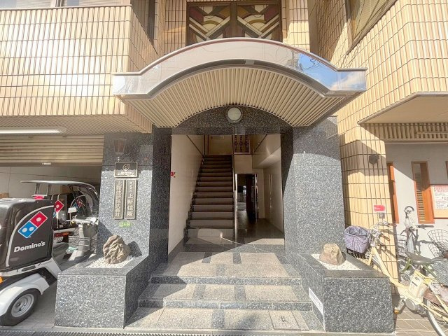 上新ビル7のエントランス