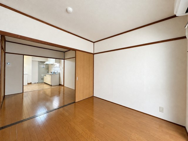【居間・リビング】 | 花園ビル | 南東向き洋室6帖☆バルコニーに繋がるお部屋です！エアコン付きで1年中快適に過ごせますね☆