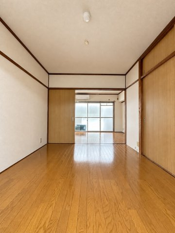 【洋室】 | 花園ビル | 南東向き洋室6帖☆窓側からの眺めです！ベッドを置いて寝室にするのもオススメです☆
