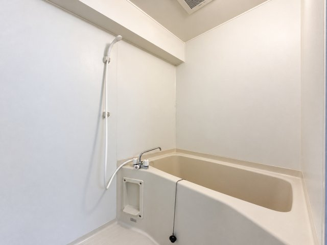 【浴室】 | 花園ビル | 清潔感のある浴室です♪ゆったりお風呂に浸かって一日の疲れもすっきりリフレッシュできますね☆