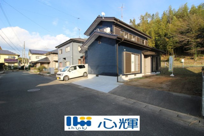 【前面道路含む現地写真】 | 宇部市浜田三丁目中古二階建 | 明るい日差しが差し込む現地。車もゆったり駐めることが出来ます。ぜひ現地をご覧下さい。