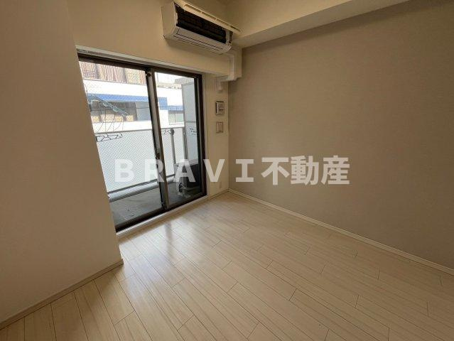 LiveCasa本町　BRAVI不動産の居間・リビング|【LiveCasa本町】こちらのリビングで趣味の時間をお楽しみください