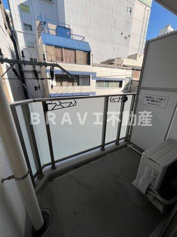 LiveCasa本町　BRAVI不動産のバルコニー|【LiveCasa本町】外からの目が気にならないバルコニーで洗濯物が干せます