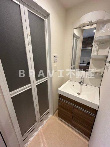 LiveCasa本町　BRAVI不動産の洗面所|【LiveCasa本町】ゆったりとスペースのある洗面所