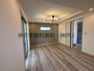 【居間・リビング】 | 明石市太寺3丁目　新築戸建　仲介手数料無料！ | こちらのリビングで趣味の時間をお楽しみください