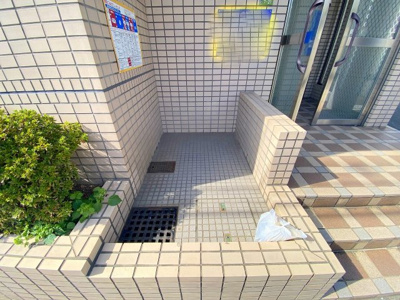 【エントランス】 | 第2中福ビル | 敷地内にゴミ置き場がございますので、ゴミ出しが楽です！