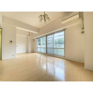 【居間・リビング】 | さがみのパークハイツ | ゆったりとしたリビングです