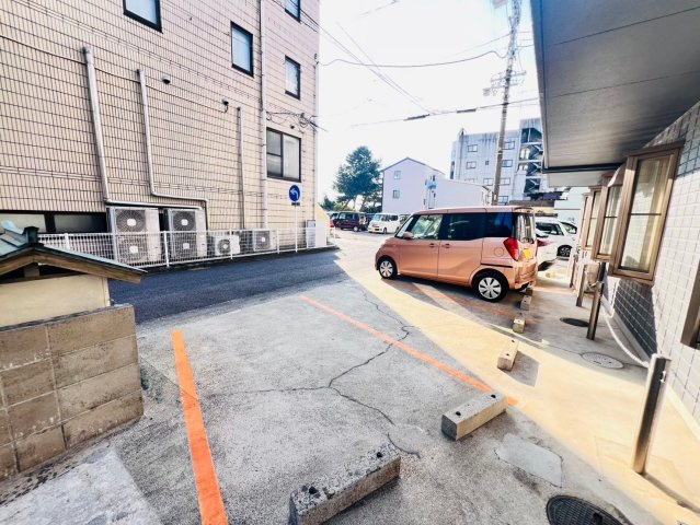 康生通南貸事務所の駐車場