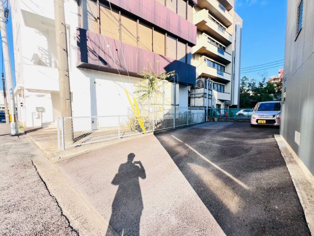 康生通南貸事務所の駐車場