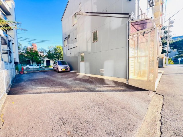 康生通南貸事務所の駐車場