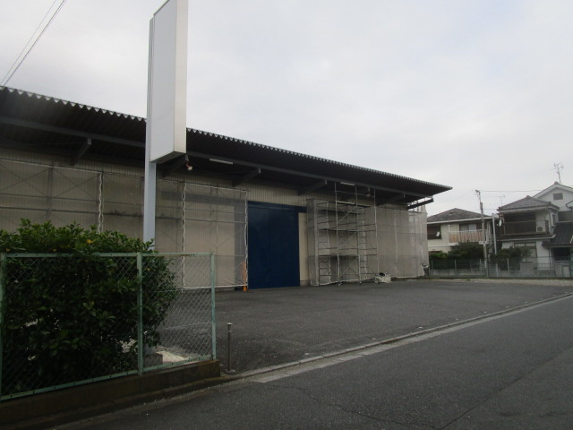 八潮市緑町１丁目の倉庫の外観