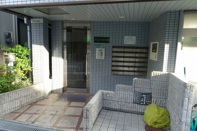 メゾントキワ曙のエントランス