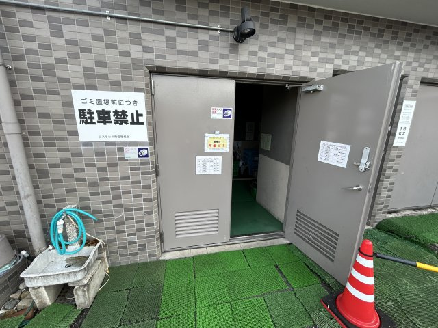 コスモ小川町(610) の駐車場|来客用駐車場(出入口)