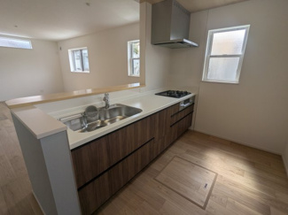 【キッチン】 | 鈴蘭台北町３丁目　新築戸建 | 二人並んでの調理も可能です。床下収納もあります。