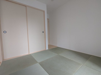 【和室】 | 鈴蘭台北町３丁目　新築戸建 | リビングとの続き間になっているので、より広くお使いいただけます。客間としてもお使いいただけます。