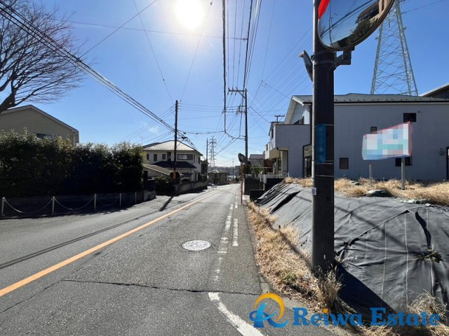 売地　藤沢市石川2丁目の前面道路含む現地写真