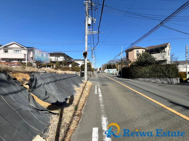 売地　藤沢市石川2丁目の前面道路含む現地写真