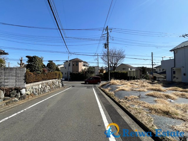 売地　藤沢市石川2丁目の前面道路含む現地写真