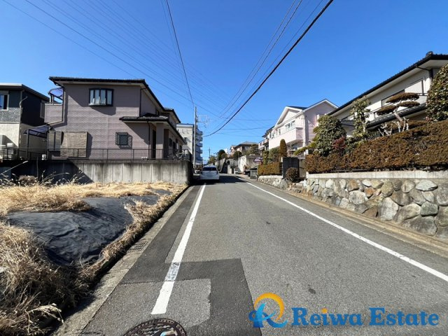 売地　藤沢市石川2丁目の前面道路含む現地写真