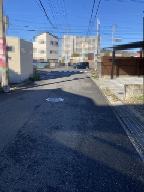 高知市弥生町　売土地の前面道路含む現地写真
