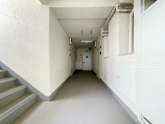 【その他共用部分】 | 風雨が入ってこない内廊下設計。雨の日に体が濡れないという以外にも、共用部の劣化が進みにくいため、修繕の負担が軽くなるのもうれしいポイント。～即日のご見学可能～　お問合せはお気軽にどうぞ。
