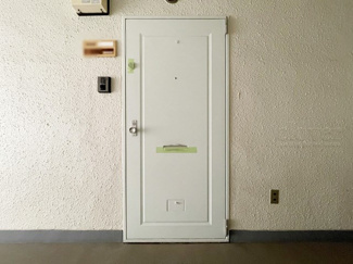 【その他共用部分】 | 皆様をお迎えする、お部屋の玄関ドア。開けやすさや開放角度、ドアノブの操作しやすさや鍵の形状などを、現地で一度ご確認ください。～即日のご見学可能～　お問合せはお気軽にどうぞ。
