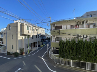 【展望】 | 眼前に広がる空の雄大さと、このお部屋の自慢の一つである「眺望」をご覧ください。毎日、この景色を独り占めできる新生活に夢が広がります。～即日のご見学可能～　お問合せはお気軽にどうぞ。

