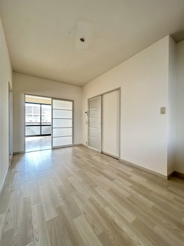 【居間・リビング】 | ディアス諏訪 | 南向きの窓から心地よい光が入るお部屋です。