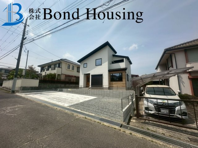 駐車並列3台　LDK24帖超え　西区桜が丘西町1期　新築戸建の前面道路含む現地写真