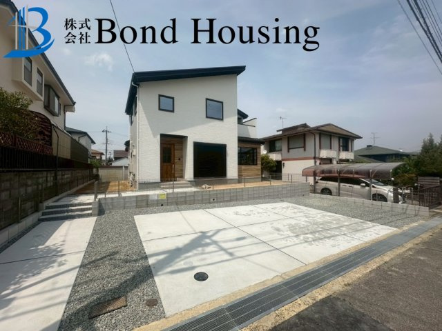 駐車並列3台　LDK24帖超え　西区桜が丘西町1期　新築戸建の駐車場