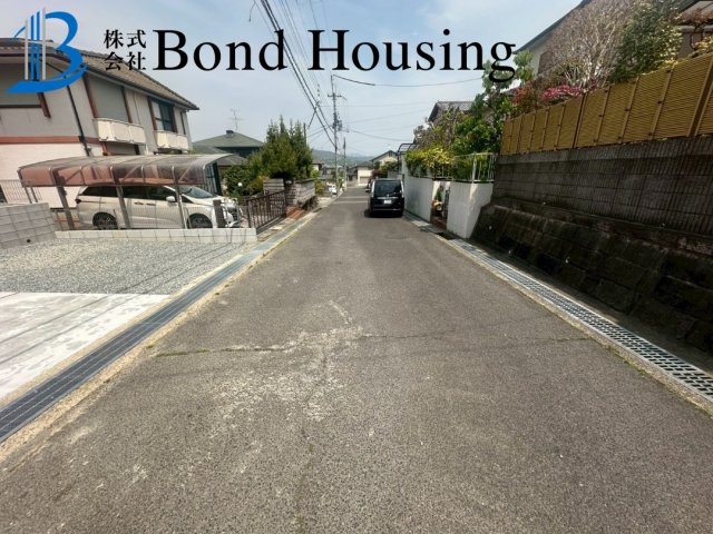 駐車並列3台　LDK24帖超え　西区桜が丘西町1期　新築戸建の前面道路含む現地写真