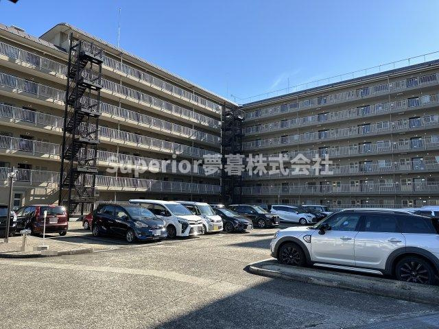 【中古マンション】長岡京スカイハイツの駐車場|駐車場も平面で敷地内にございます。