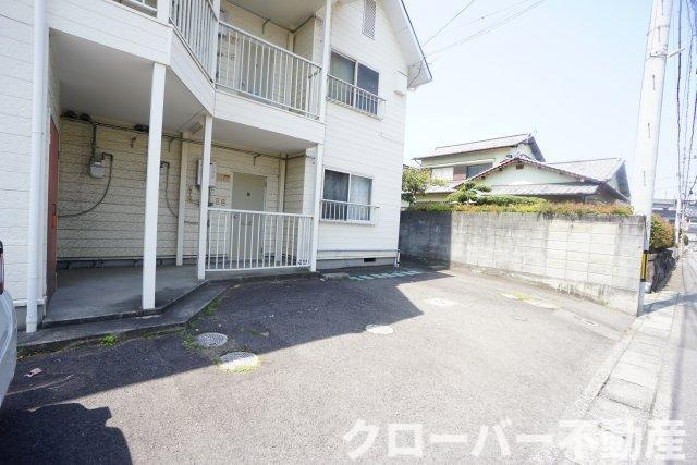 メゾン小路の駐車場