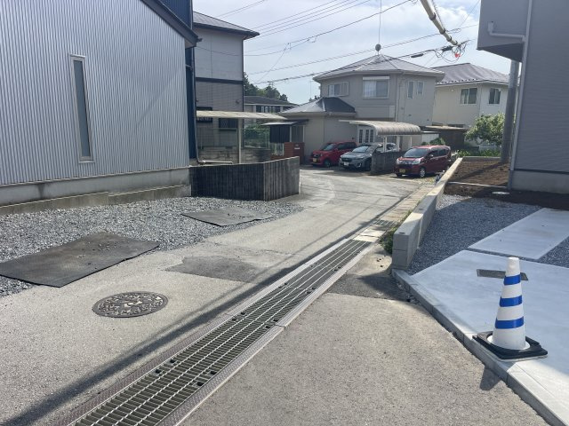 Erde小山市粟宮５期　新築一戸建ての前面道路含む現地写真