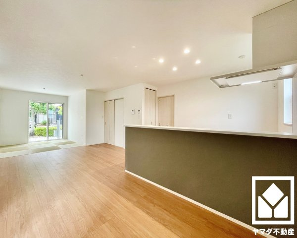 大津市御陵町　第1　2号棟の居間・リビング