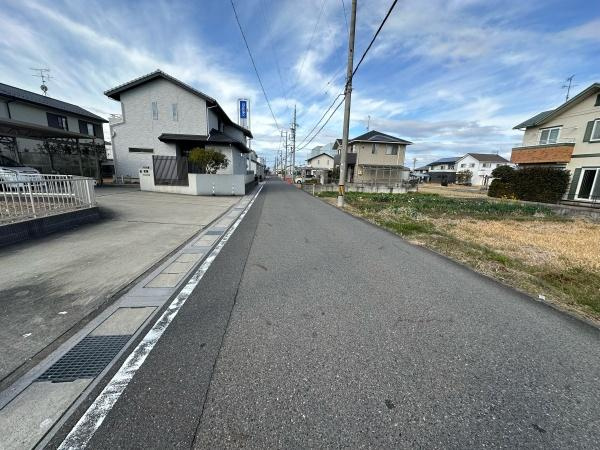 岐阜市茜部寺屋敷1丁目の前面道路含む現地写真