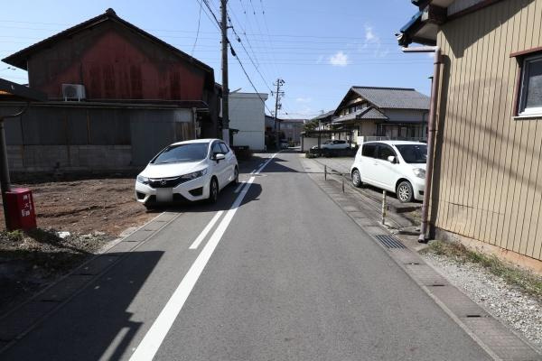 岐阜県関市緑町2丁目Aのその他|北側公道
