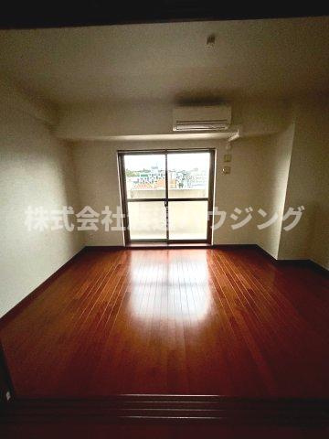 第6アローズ緑地公園の居間・リビング