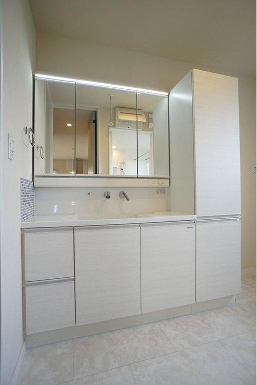 太田市南矢島町戸建②の洗面所|大型の洗面台は収納のたくさん！