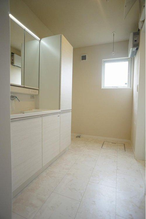 太田市南矢島町戸建②の洗面所|洗面所も広く明るい空間