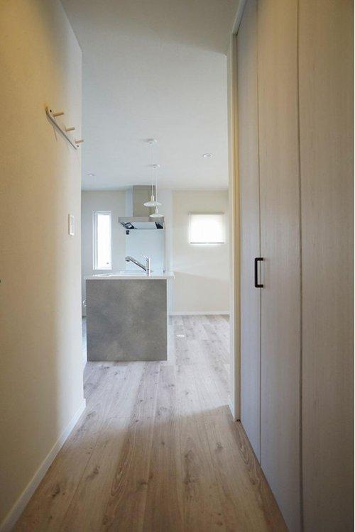 太田市南矢島町戸建②の内装|キッチンと洗面の動線、収納もあり便利