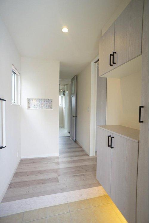 太田市南矢島町戸建②の玄関|間接照明がおしゃれですね♪